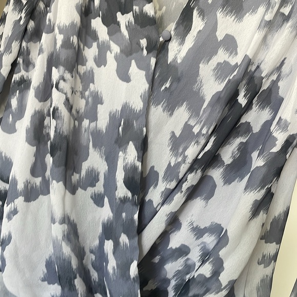 Beautiful wrap blue pattern wwrap top - Picture 4 of 6